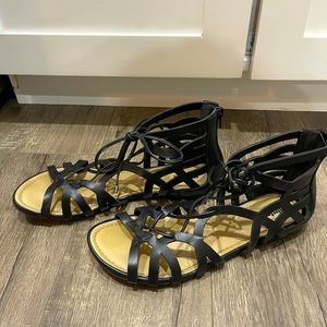 Unlisted perfect stand blk leather sandal size 10
